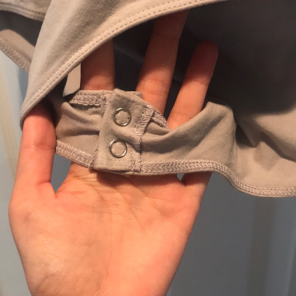 Gray T-shirt one-piece with button snap close - Picture 2 of 3